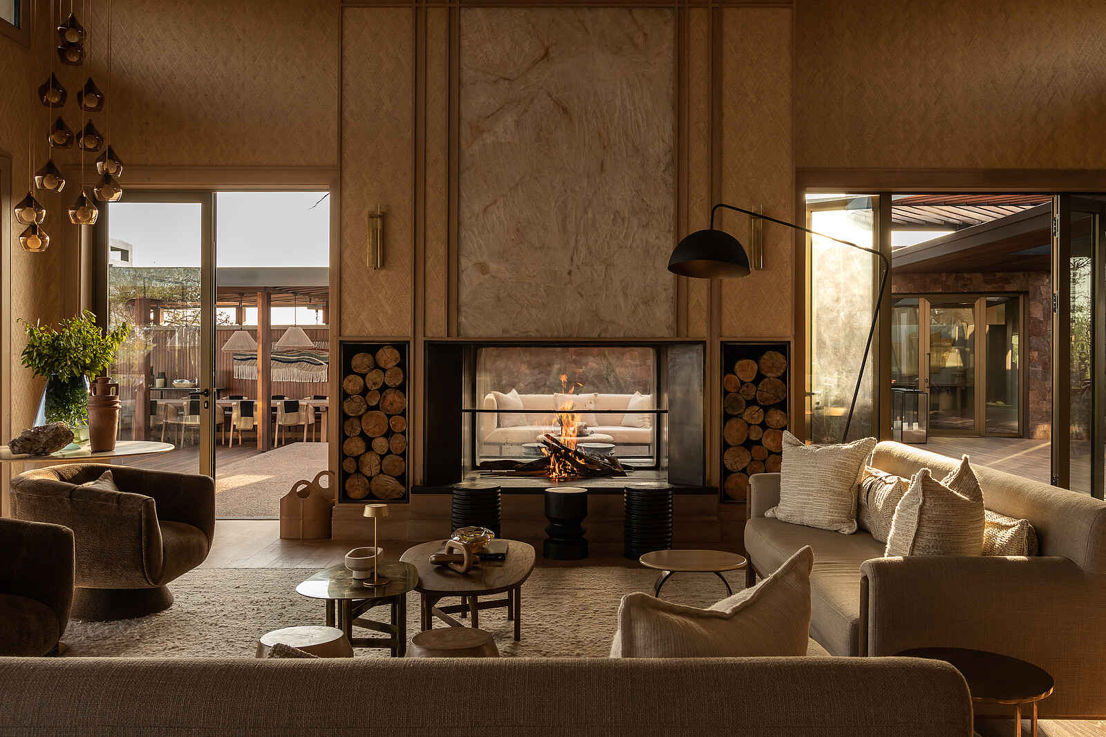 Singita Milele: Lounge mit Kamin Singita Milele: Lounge mit Kamin