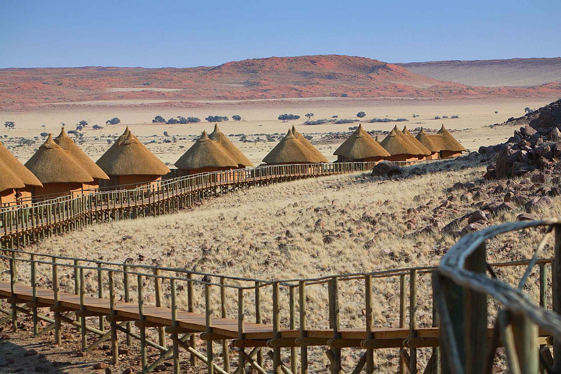 Dünen, Namib Naukluft Park, Namibia Wildlife Resorts, NWR, Sossus Dune Lodge, Sossusvlei, Berge, Gästechalet, Gesamtansicht, Stege, Afrikarma, Afrikarma Safaris, Afrikarma.de