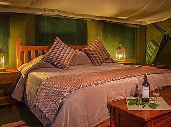 Ilkeliani Camp: Frisch hergerichtetes Bett Ilkeliani Camp: Frisch hergerichtetes Bett