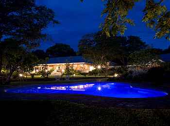 Pioneers Victoria Falls: Pool bei Nacht Pioneers Victoria Falls: Pool bei Nacht