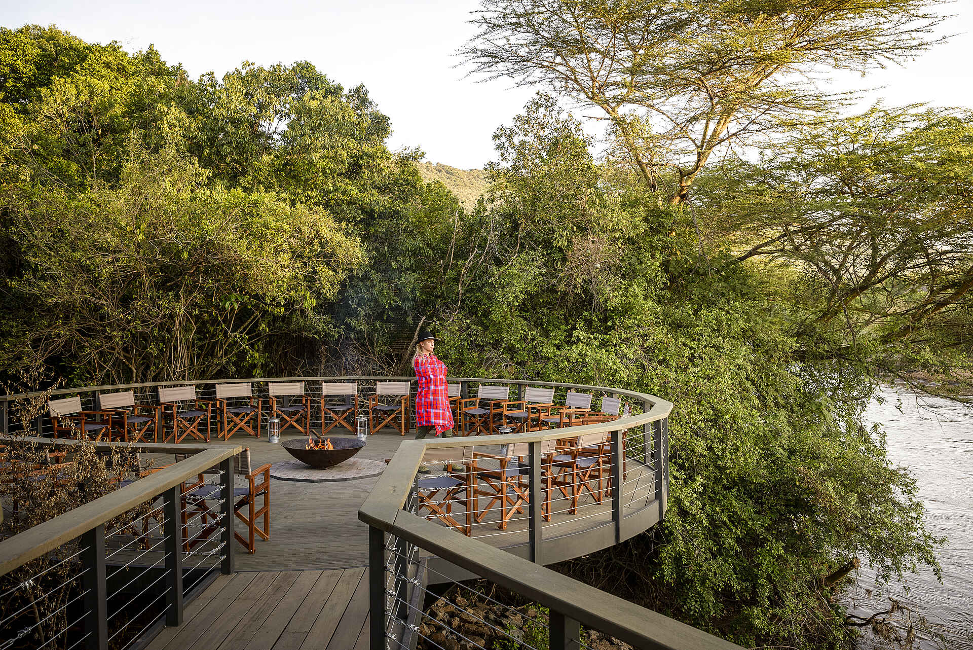 Bäume, Boma, Büsche, Campingstühle, Decke, Feuer, Feuerplatz, Fluß, Gast, Holzsteg, Paraffinlampen, Afrikarma, Afrikarma Safaris, Afrikarma Safaris - Wildnis. Hautnah., Afrikarma.de, Sanctuary Olonana