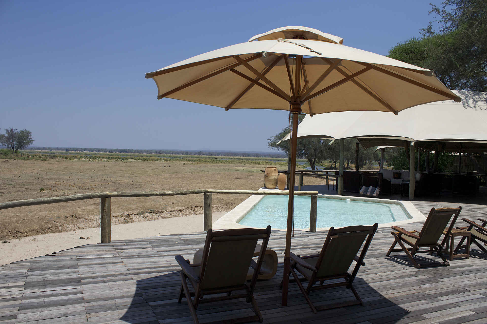 Abenteuer, Abgeschiedenheit, Ana Tree Camp, Anabaum, Anabezi, Anabezi Camp, Anabezi Luxury Tented Camp, Chalets, Charles Davy, Charles Davy und Yusuf Zumla, Jeki, Kulefu, Leopard, Lower Zambezi, Lower Zambezi National Park, Lower Zambezi Nationalpark, Lusaka, Luxus, Mushika River, Sambesi, Sambia, Wildnis, Yusuf Zumla, Zambezi, Zeltchalets, Entspannung, Erholung, Pool, Swimmingpool, afrikarma, afrikarma.de, Afrikarma Safaris