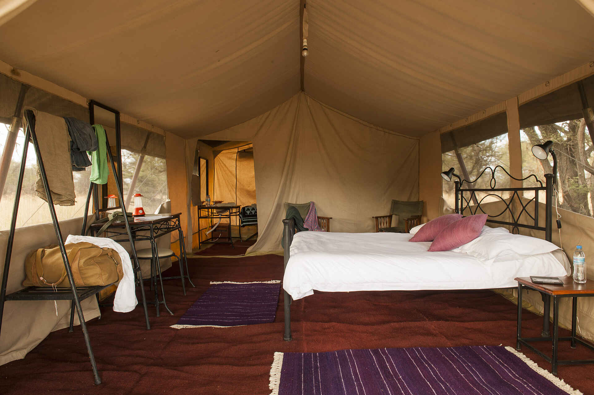 Bologonya, Bologonya Under Canvas, Mobiles Camp, Nationalpark, Serengeti, Tanganyika Wilderness Camps, Tansania, Ausstattung, Bett, Doppelbett, Einrichtung, Gästeunterkünfte, Zelte, Afrikarma, Afrikarma Safaris, Afrikarma Safaris - Wildnis. Hautnah., Afrikarma.de