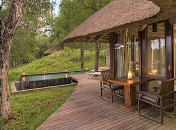 Dulini Leadwood Lodge: Die privaten Terrassen der Suites nehmen die gesamte Front ein