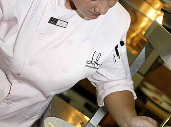 Dulini Lodge: Hier bereitet Köchin Jess ein Gericht vor