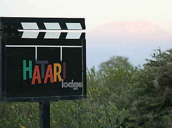 Hatari Lodge: Schild am Lodge-Eingang