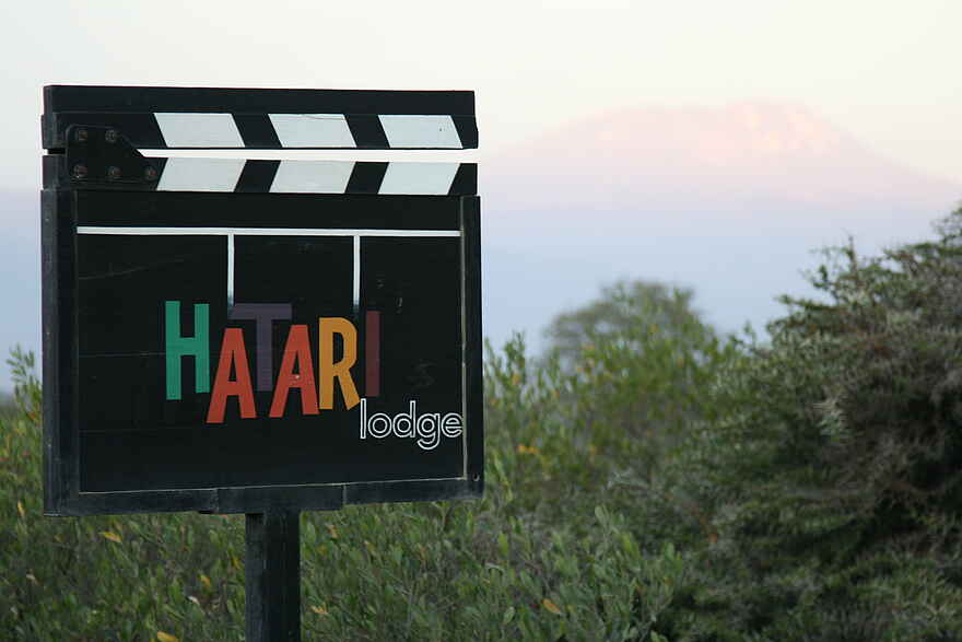 Hatari Lodge: Schild am Lodge-Eingang Hatari Lodge: Schild am Lodge-Eingang