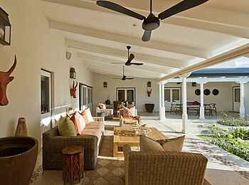 La Cle des Montagnes: Lounge auf der Terrasse der Villa Le Colonial La Cle des Montagnes: Lounge auf der Terrasse der Villa Le Colonial