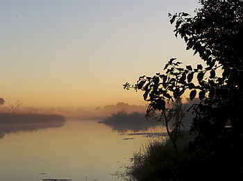 Lagoon Camp: Boot im Morgennebel Lagoon Camp: Boot im Morgennebel