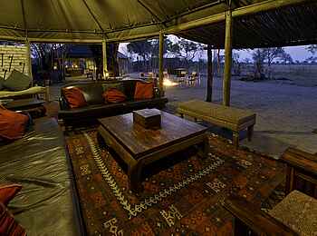 Little Makalolo Camp: Teppiche im Loungezelt Little Makalolo Camp: Teppiche im Loungezelt