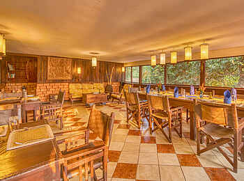 Mbali Mbali Gombe Lodge: Im Restaurant 