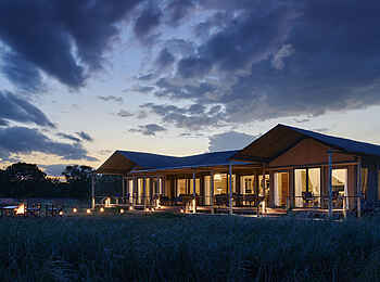 Sanctuary Tambarare Lodge: Der Zentralbereich am Abend Sanctuary Tambarare Lodge: Der Zentralbereich am Abend
