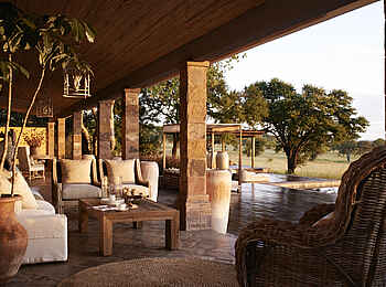 Singita Serengeti House: Veranda des Haupthauses Singita Serengeti House: Veranda des Haupthauses
