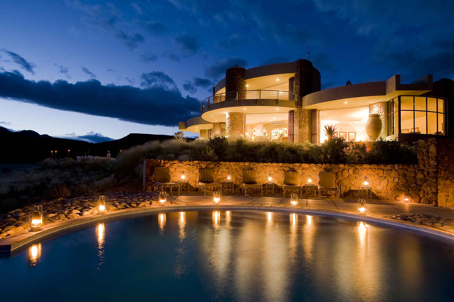 Sossusvlei Desert Lodge: Beleuchteter Pool bei Nacht