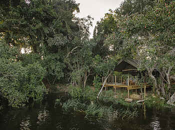 Tsowa Safari Island Lodge: Blick auf ein River Deck Zelt