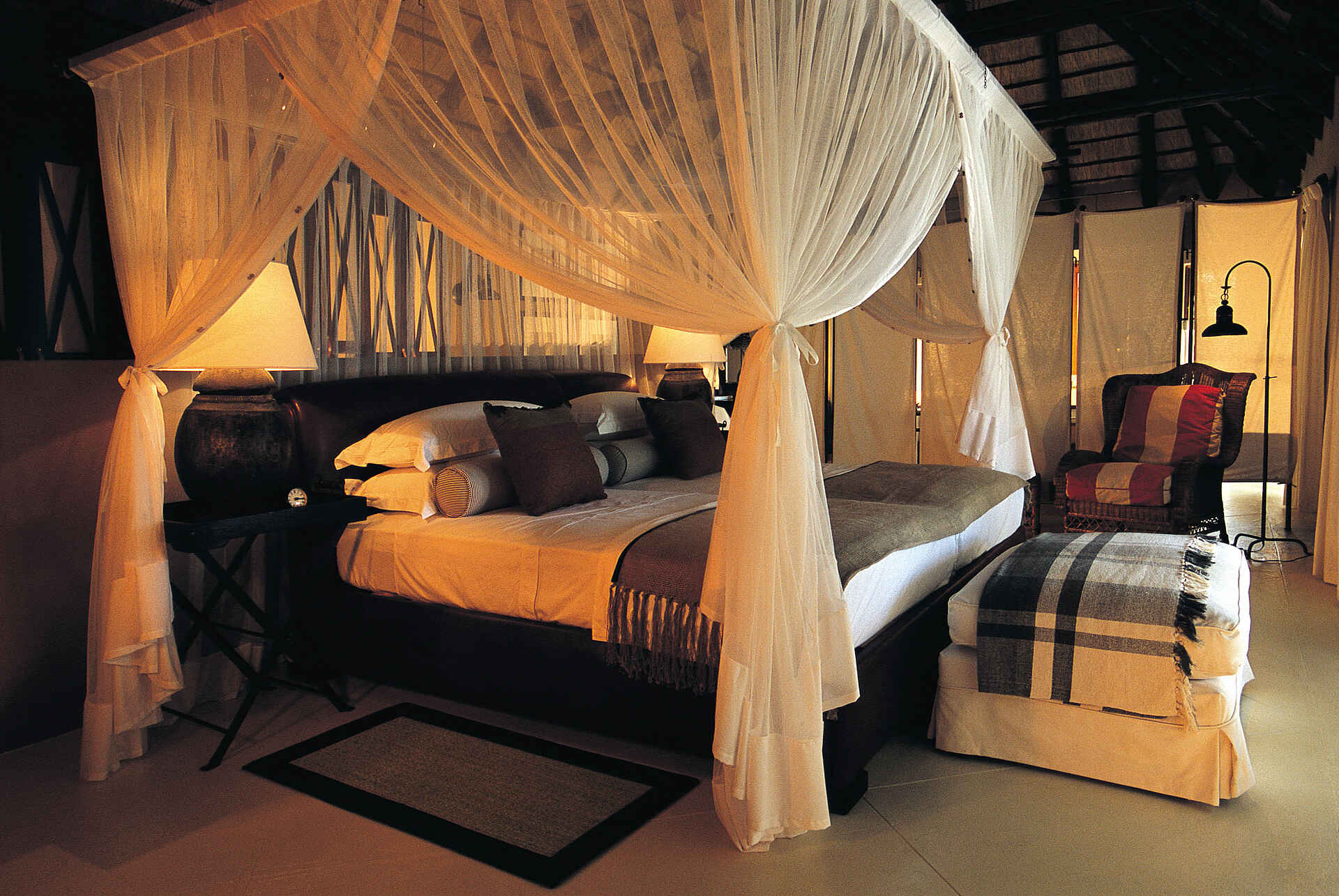 Etosha, Etosha Nationalpark, Mushara, Mushara Lodge, Namibia, Villa Mushara, Ambient, Dekor, Doppelbett, Einrichtung, Himmelbett, Interior, Schlafzimmer, Afrikarma, Afrikarma Safaris, Afrikarma Safaris - Wildnis. Hautnah., afrikarma.de