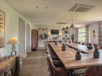 Latitude 0: The Brickworks - Konferenztisch Latitude 0: The Brickworks - Konferenztisch