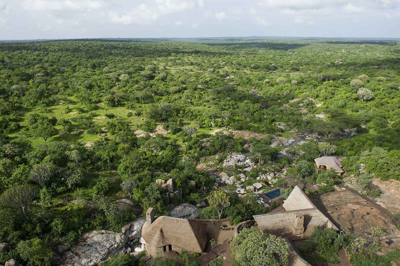 Legendary Mwiba Lodge: Blick auf Hauptgebäude und Arugusinyai River Legendary Mwiba Lodge: Blick auf Hauptgebäude und Arugusinyai River