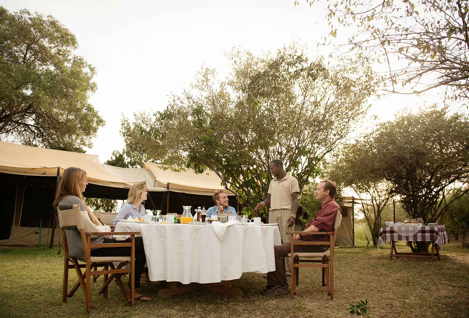 Serian Nkorombo: Frühstück im Schatten der Bäume Serian Nkorombo: Frühstück im Schatten der Bäume