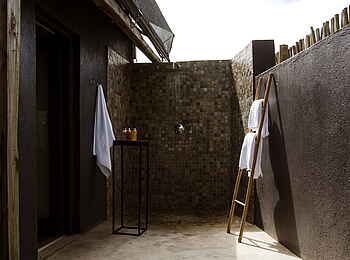 Simbavati River Lodge: Outdoor Dusche mit Handtüchern