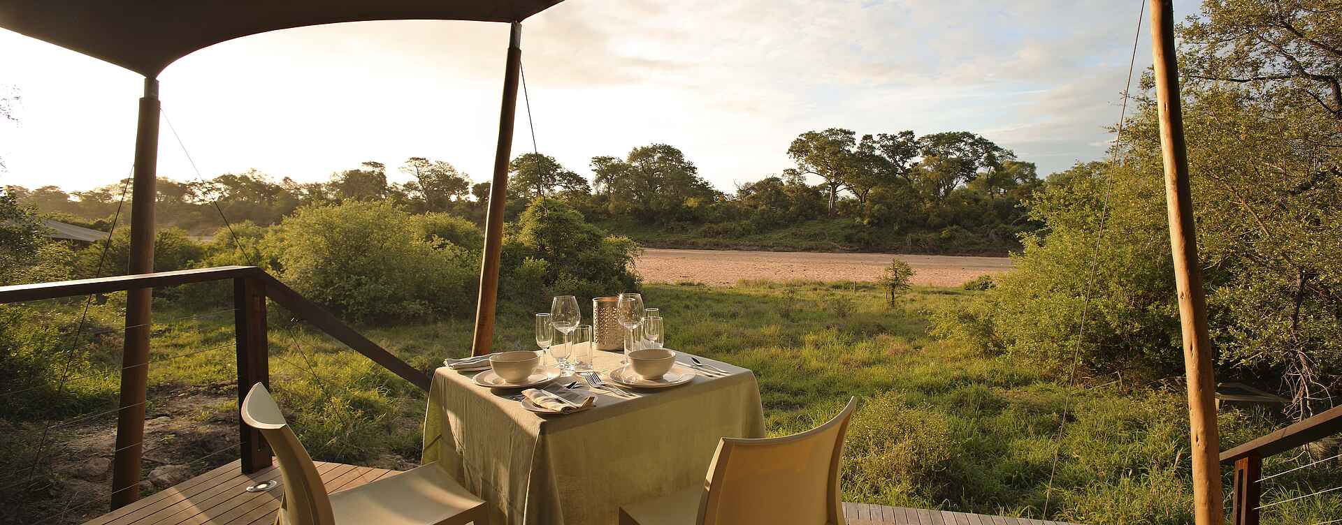 &Beyond, andBeyond, Krüger Nationalpark, Ngala Tented Camp, Timbavati River, Ausblick, Aussicht, Essen, Fluss, Flussbett, Gästeunterkünfte, Gedeck, grün, Service, Terrasse, Tisch, Trinken, Umgebung, Vegetation, Zelte, Afrikarma, Afrikarma Safaris, Afrikarma Safaris - Wildnis. Hautnah., Afrikarma.de, Wildnis. Hautnah.