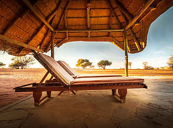 Bagatelle Kalahari Game Ranch: Sonnenliegen