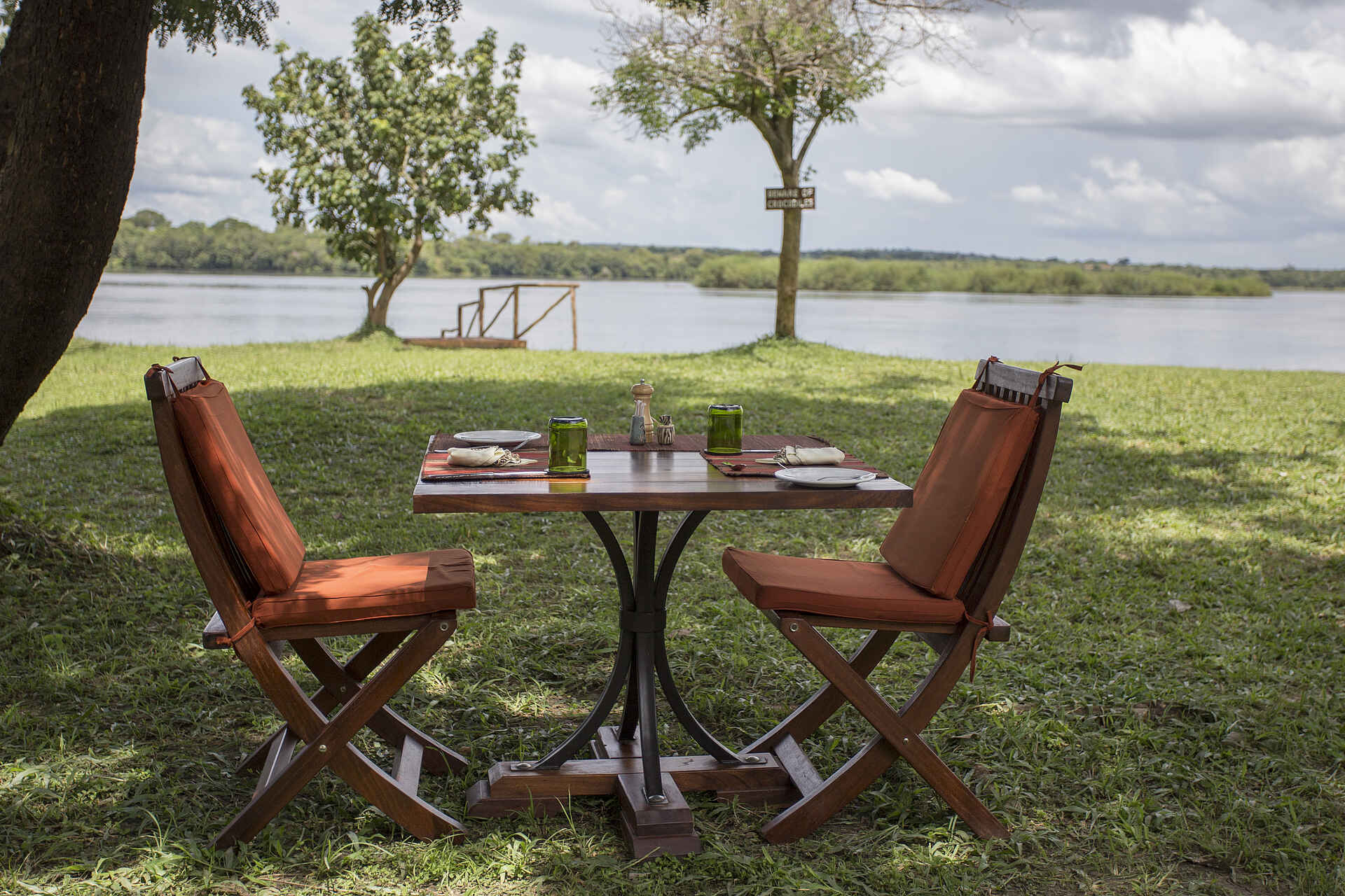 Baker's Lodge, Murchison Falls National Park, Victoria Nile, Garten, Nil, Tisch, afrikarma, afrikarma Safaris, afrikarma Safaris - Wildnis. Hautnah., afrikarma.de