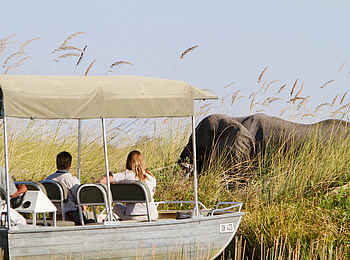 Camp Xakanaxa: Begegnung