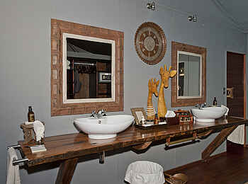 Chitabe Lediba: Doppelter Waschtisch mit Spiegel und Dekoration