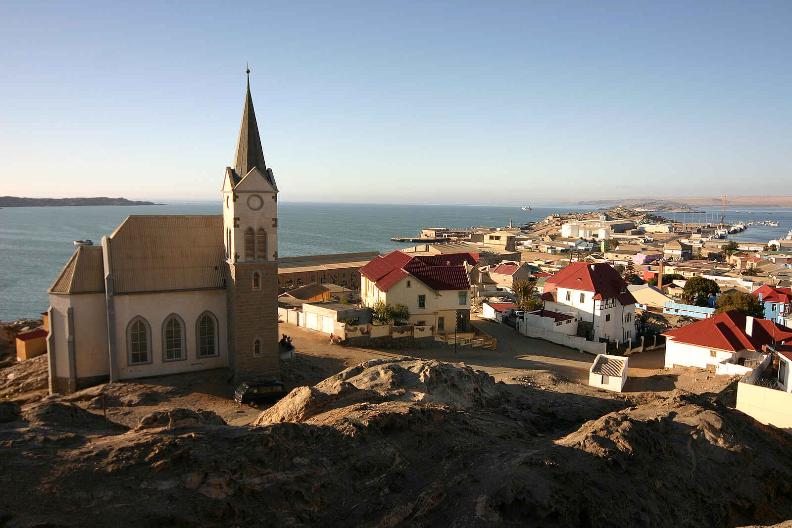 Desert Horse Inn: Die Felsenkirche in der berühmten Hafenstadt Lüderitz Desert Horse Inn: Die Felsenkirche in der berühmten Hafenstadt Lüderitz