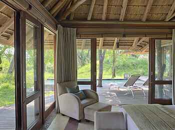 Dulini Leadwood Lodge: Blick über den Schlafbereich auf die private Terrasse