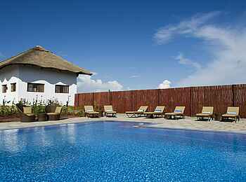 Farmhouse Valley Lodge: Korbstühle am Swimmingpool