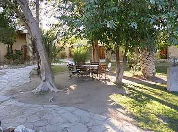 Fort Sesfontein: Im Innenhof sind Tische und Stühle aufgestellt