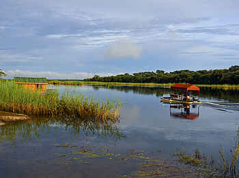 Hakusember River Lodge: Bootsfahrt auf dem Okavango
