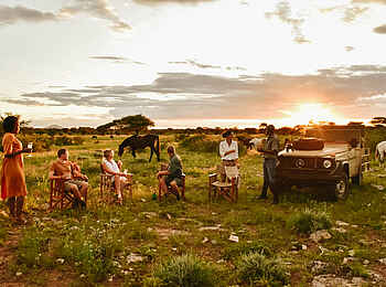 Safari Kambaku Safari Lodge: Sundowner zwischen Pferden
