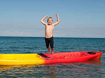 Kaya Mawa: Junge beim Kayakfahren