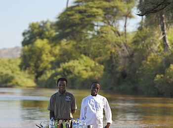 Kichaka Expeditions: Erfrischung in passendem Ambiente serviert