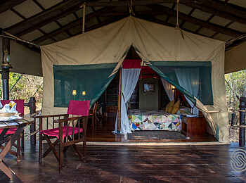 Kirawira Serena Camp: Unter einem Vordach