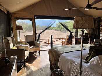 Laba Jongomero Camp: Blick aus dem Schlafzimmer der Bush Manor