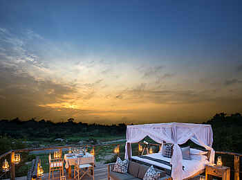 Lion Sands Tinyeleti Treehouse: Baumhaus am Abend