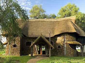 Luangwa Safari House: Eingangsseite Luangwa Safari House: Eingangsseite