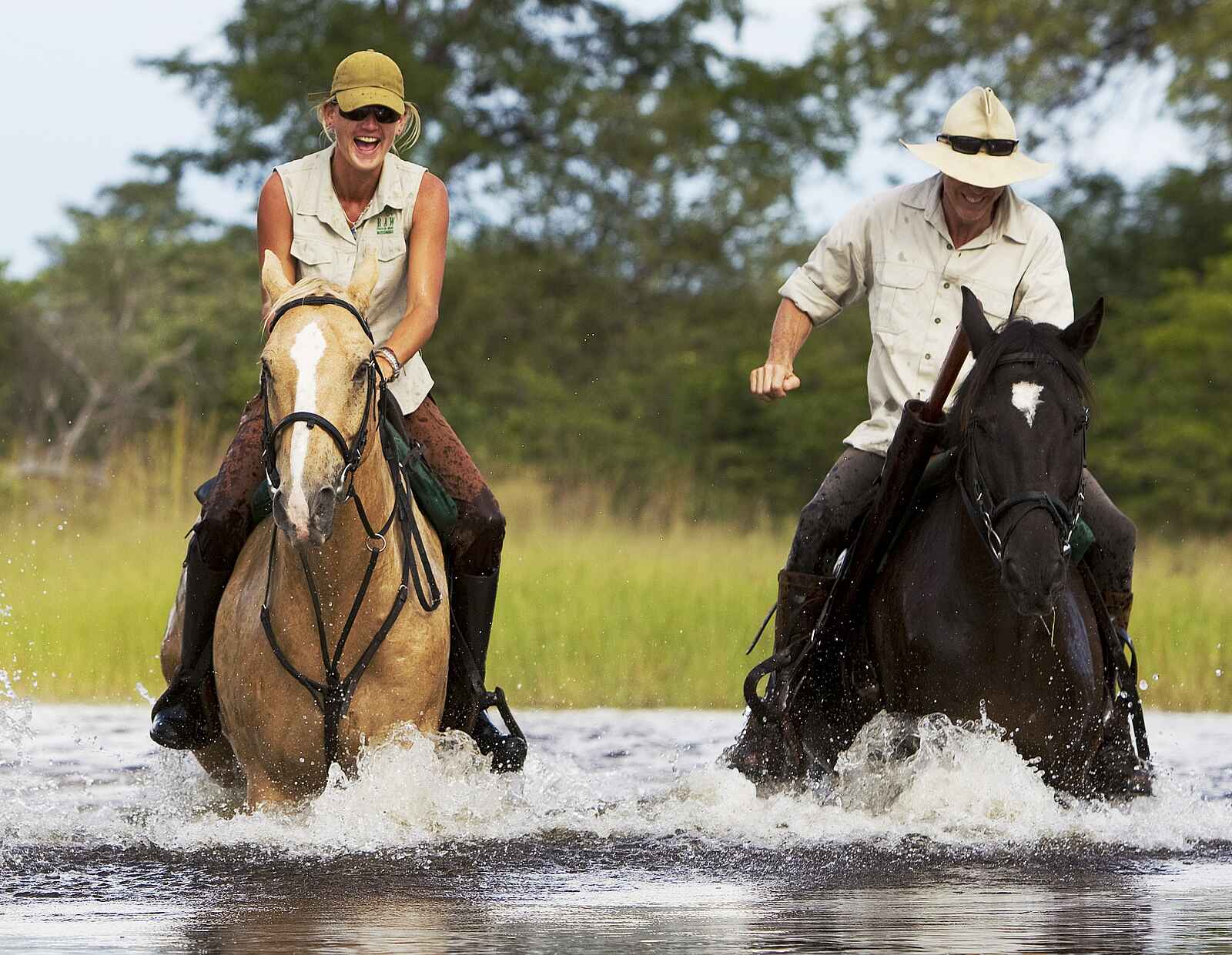 Motswiri Camp: Querung eines Kanals Motswiri Camp: Querung eines Kanals