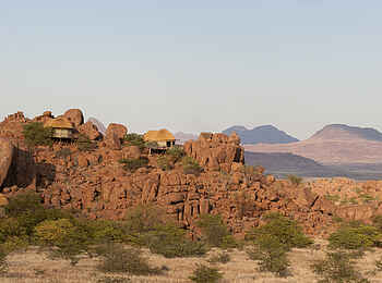 Mowani Mountain Camp: Blick zum Camp und in die Weite