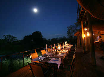 Nkasa Lupala Tented Lodge: Dinner im Mondenschein Nkasa Lupala Tented Lodge: Dinner im Mondenschein