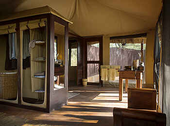 Oliver's Camp: Kleiderschrank im Schlafzelt Oliver's Camp: Kleiderschrank im Schlafzelt