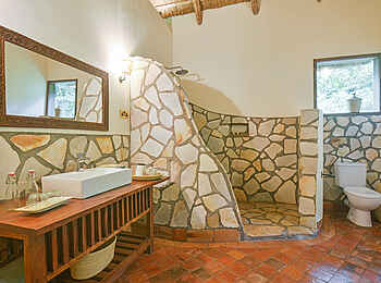 Primate Lodge Kibale: Das Badezimmer