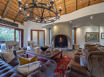 Tintswalo Safari Lodge: Die gemütliche Lounge mit offenem Kamin