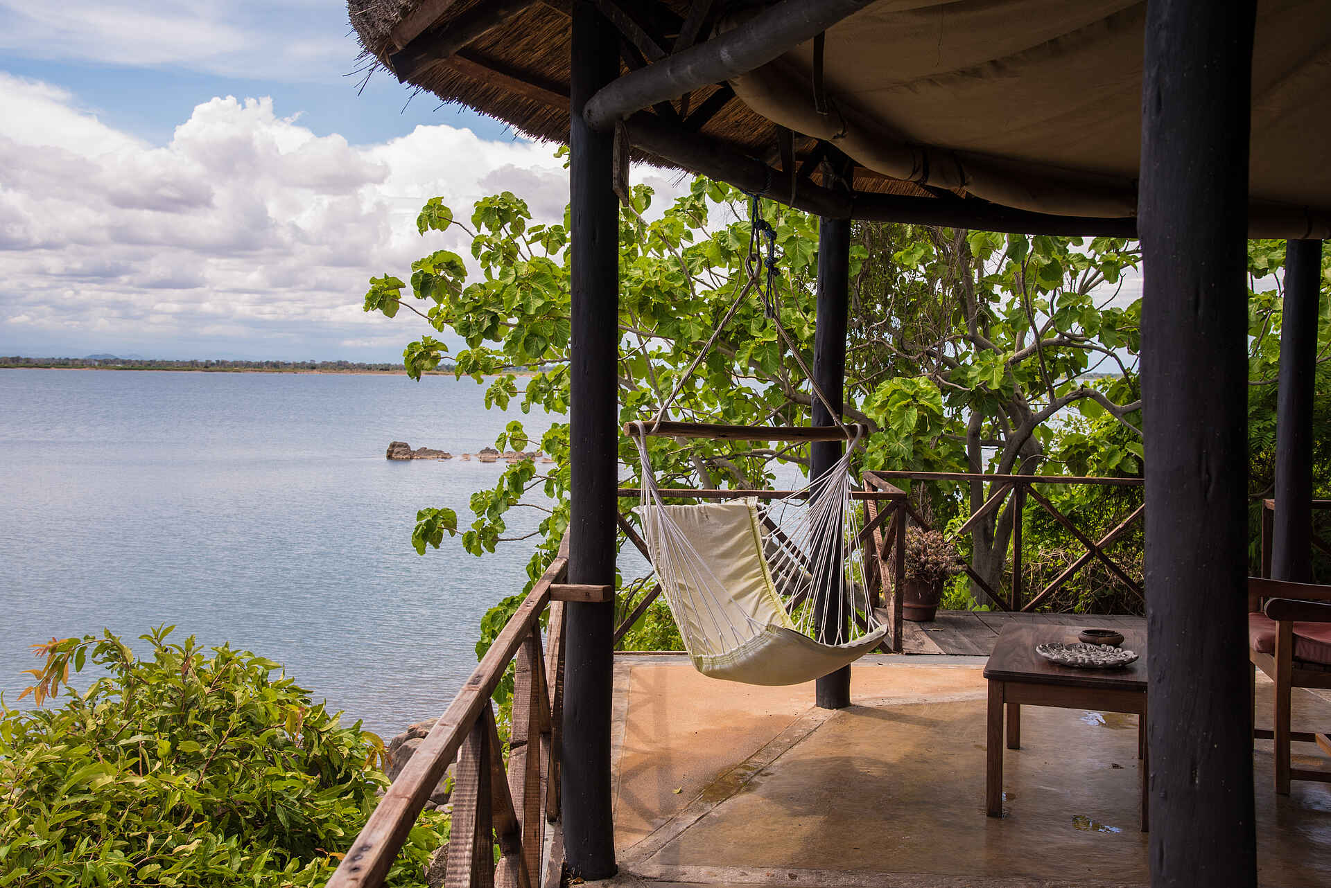 Blue Zebra Island Lodge: Gästeterrasse mit Hängematte 