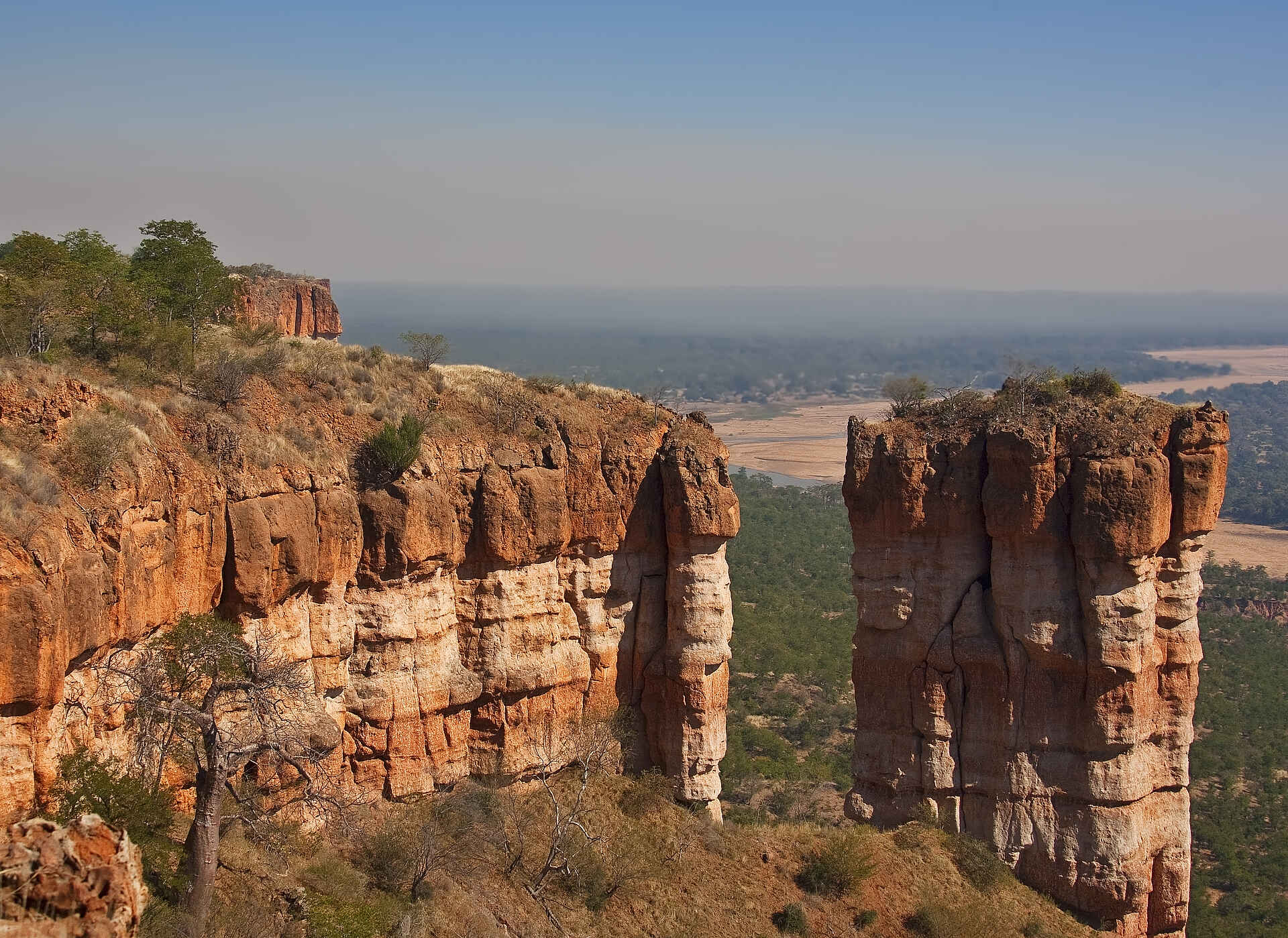 Chilo Ivory Trail Adventure: Chilojo Pinnacle Chilo Gorge Safari Lodge, Chilo Ivory Trail Adventure, Chilojo Cliffs, Gonarezhou, Landschaft, Runde River, Save River, Felsnadel, Pinnacle, Sandstein, afrikarma, Afrikarma Safaris, Afrikarma Safaris - Wildnis. Hautnah., afrikarma.de