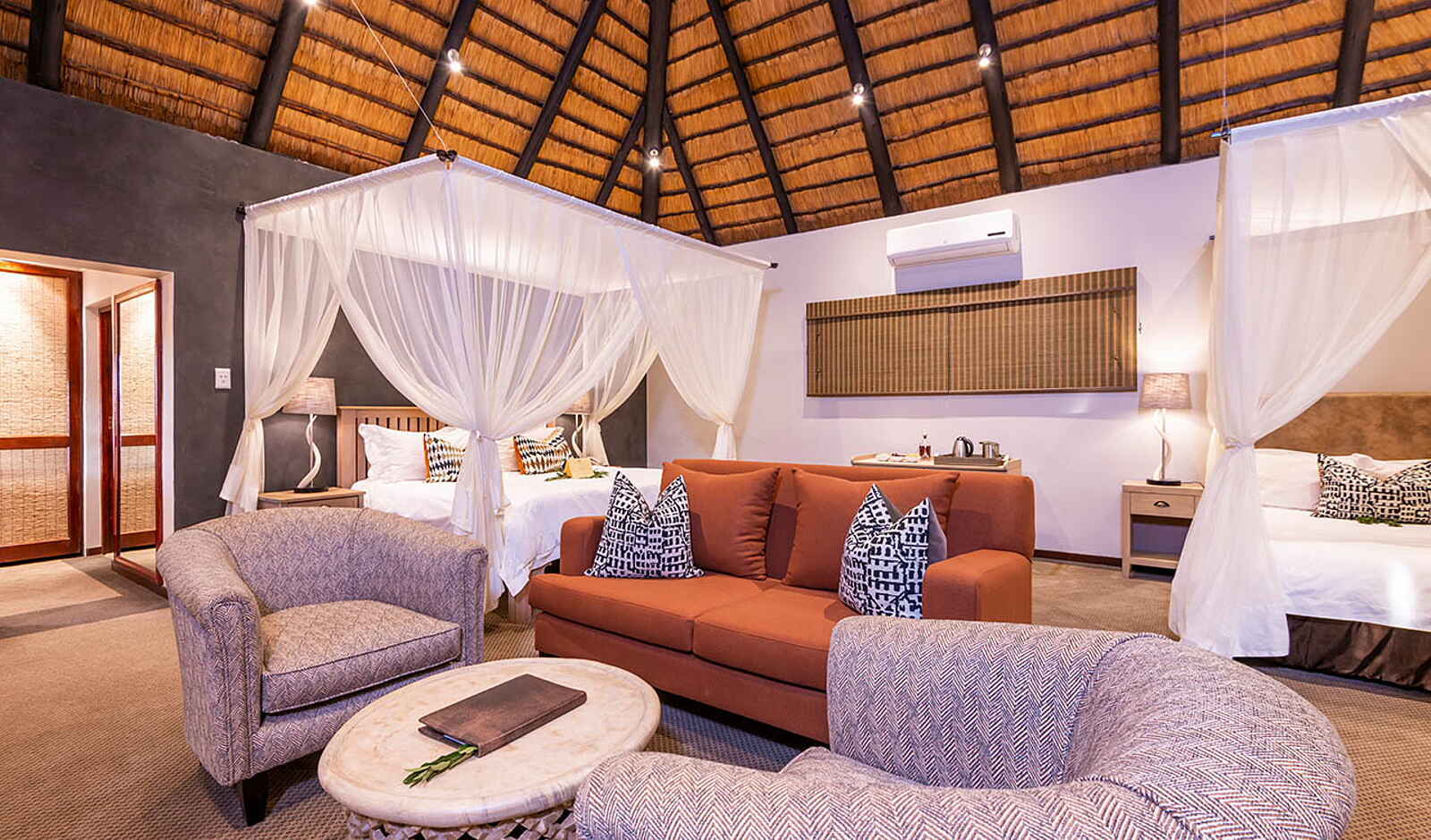 Inyati Game Lodge: Loung im Familienchalet Inyati Game Lodge: Loung im Familienchalet